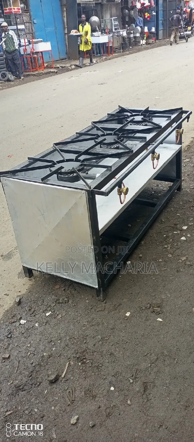 Closed Three Burner Gas Grill Jikos