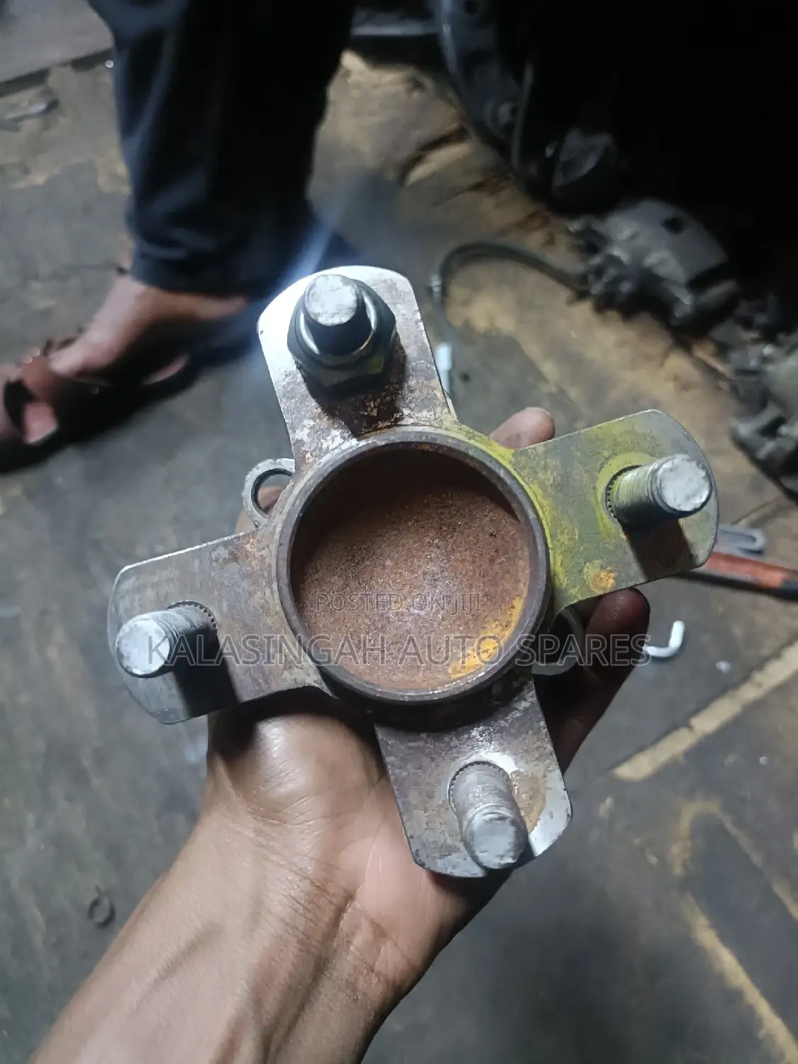 Daihatsu Mira Rear Hub