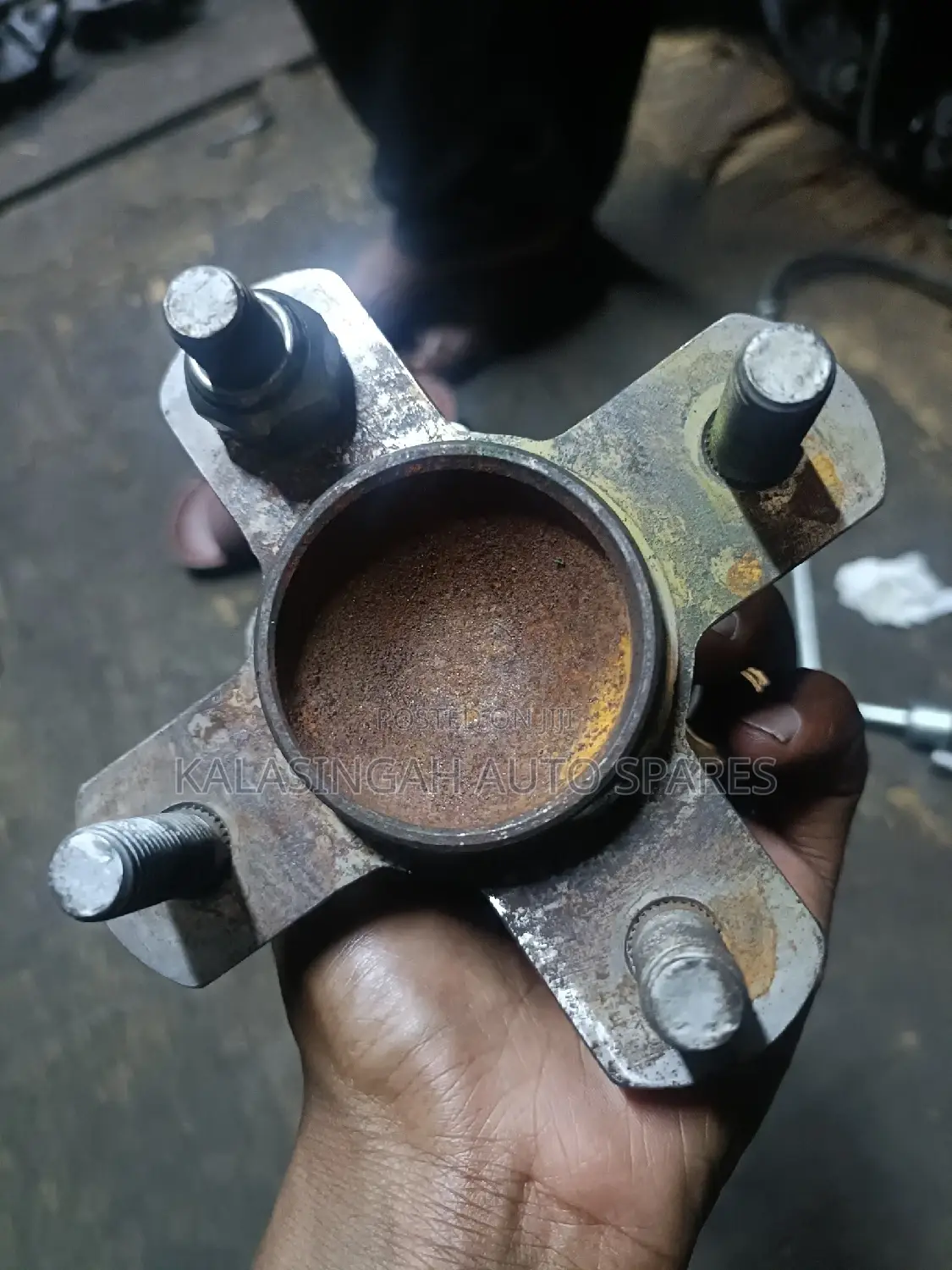 Daihatsu Mira Rear Hub