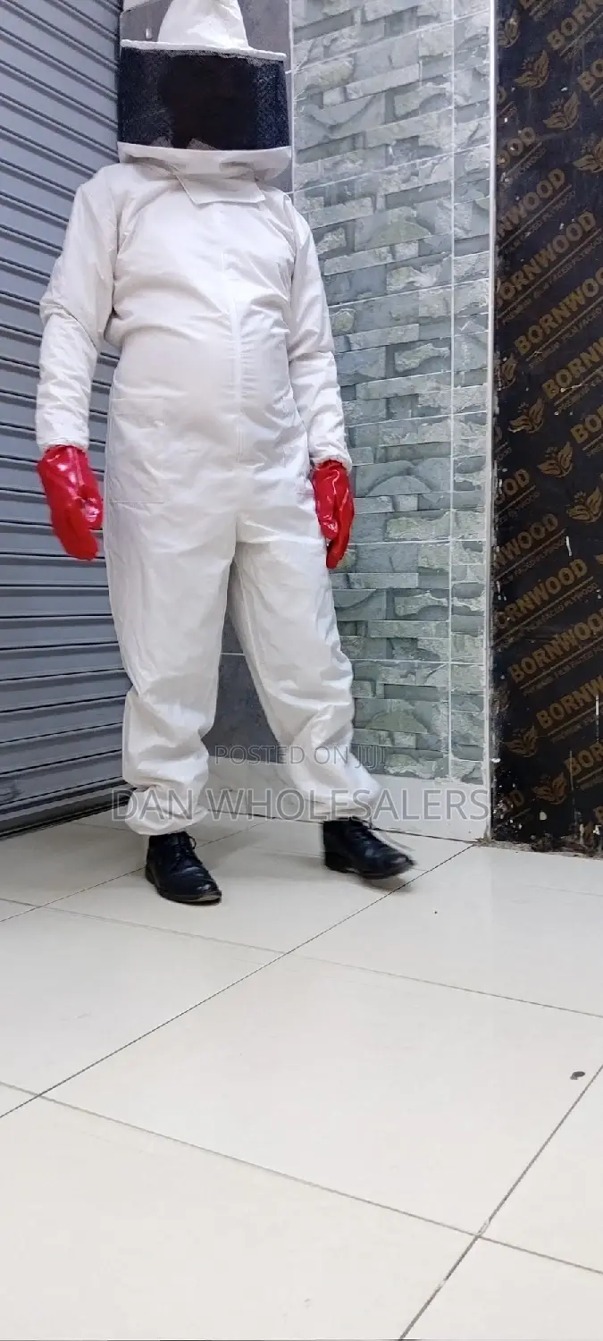 Bee Suit With Rounded Viel