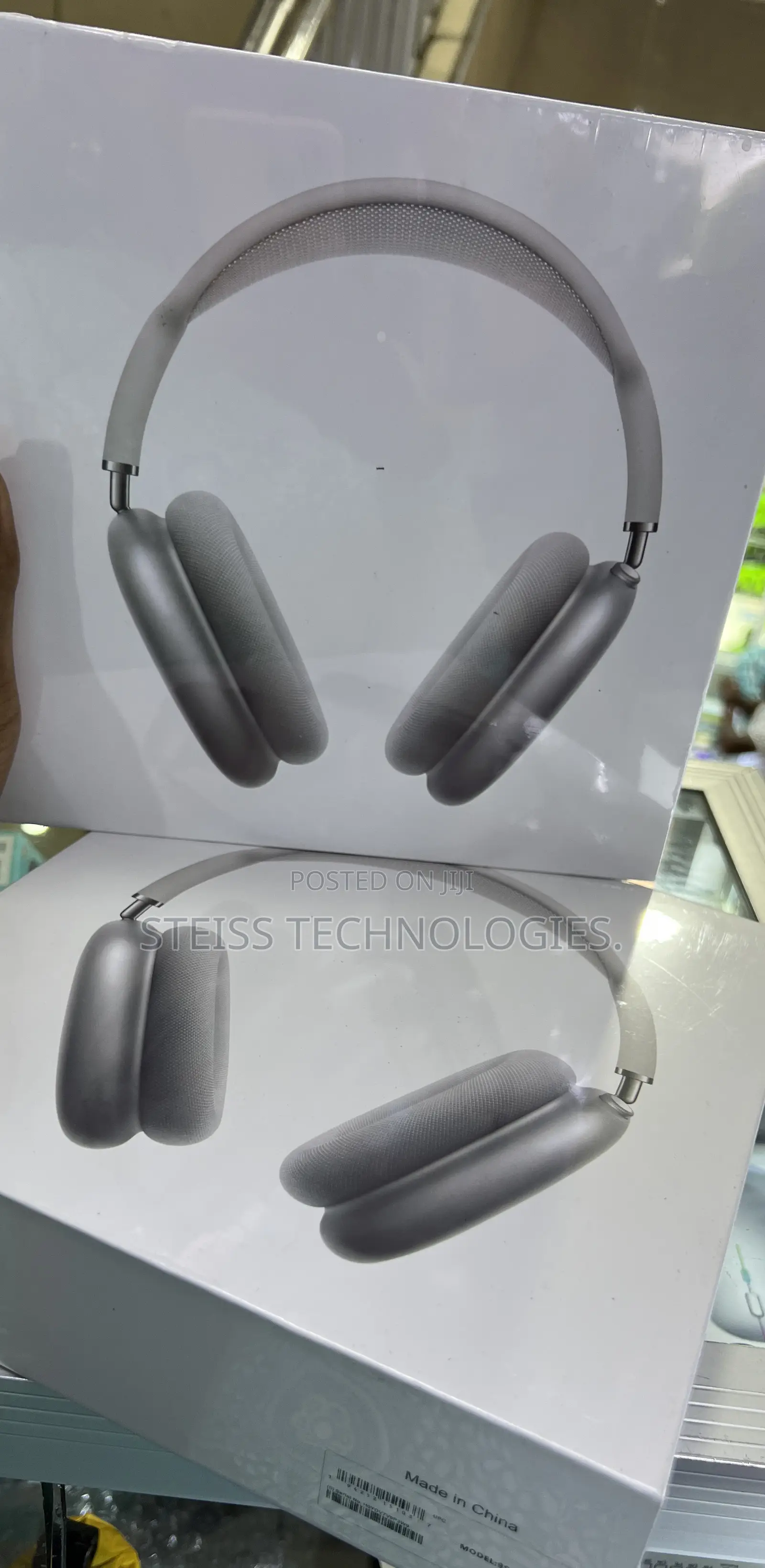 White/Silver Apple Airpods Max.