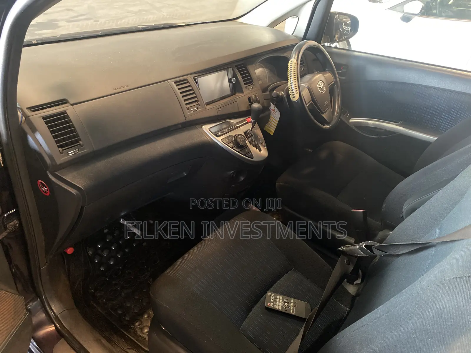 Toyota ISIS 2015 Black