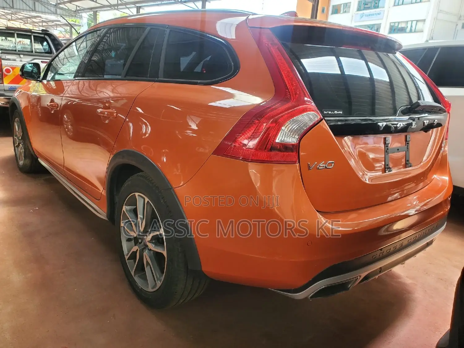 Volvo V60 T5 Premier AWD 2017 Orange