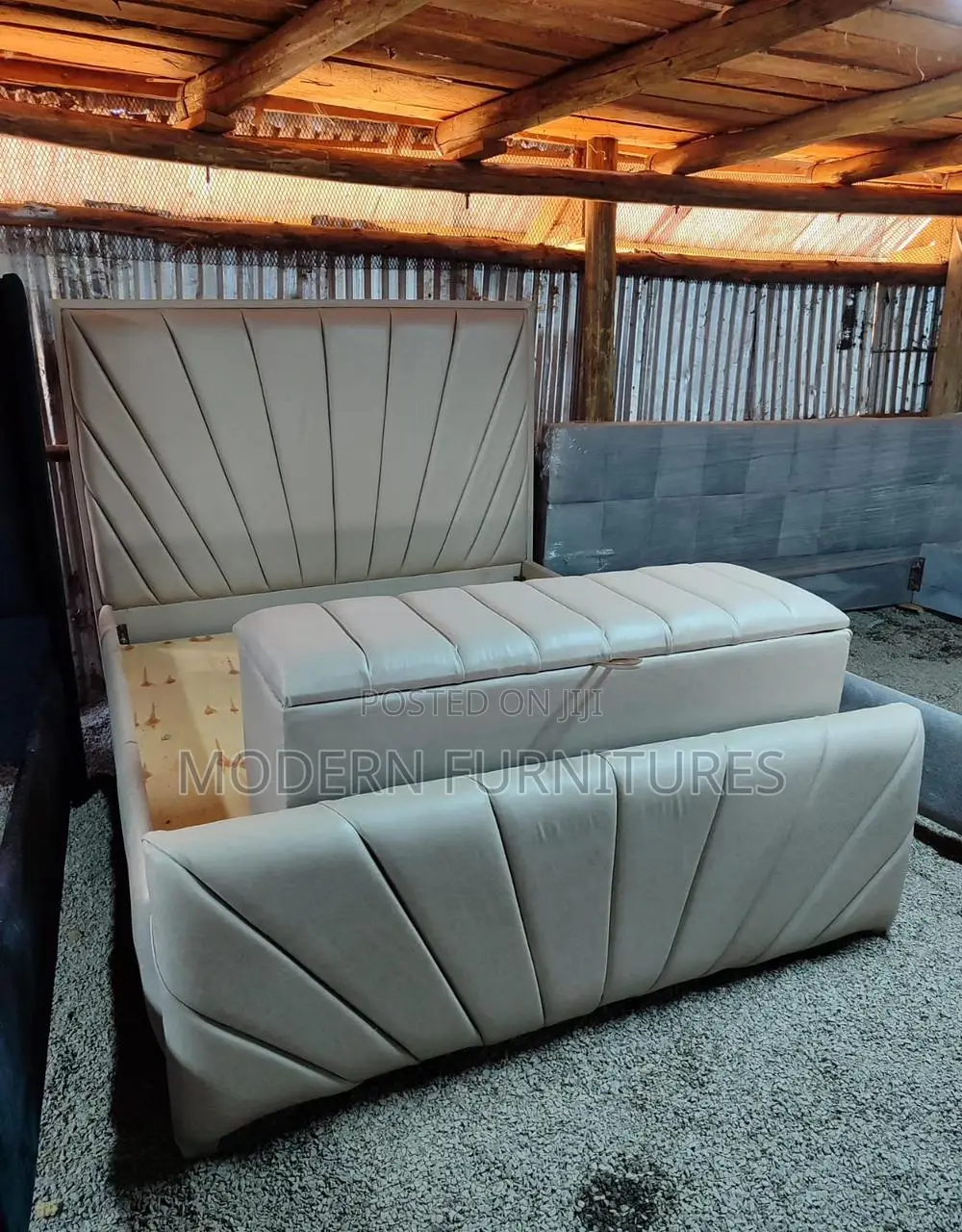 Modern 5/6 Bed With Ottoman