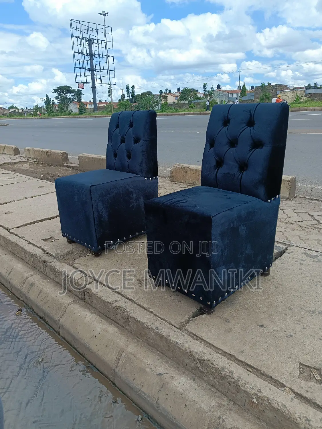 Single Couches, Black.