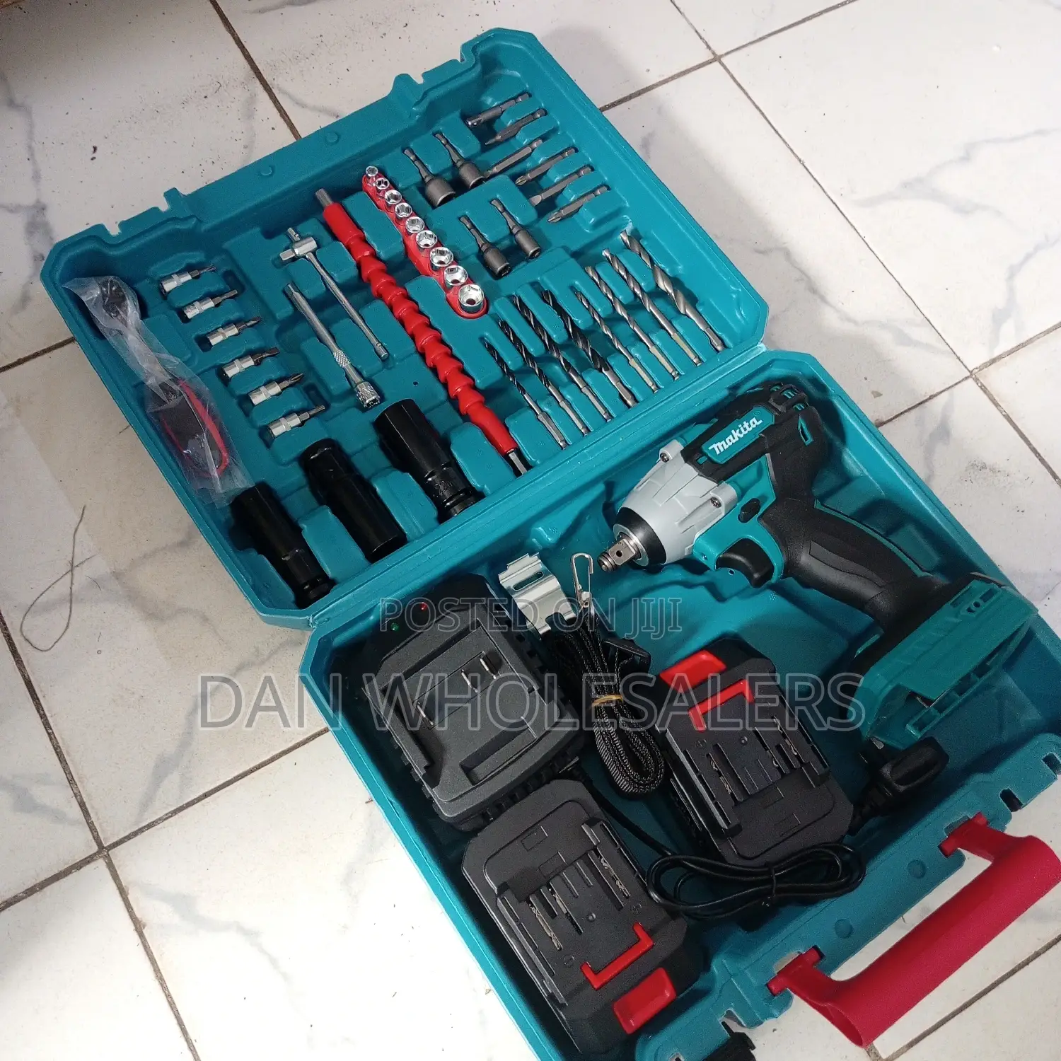 Makita Impact Wrench Kit, 2 Batteries and Wrenches Cordless