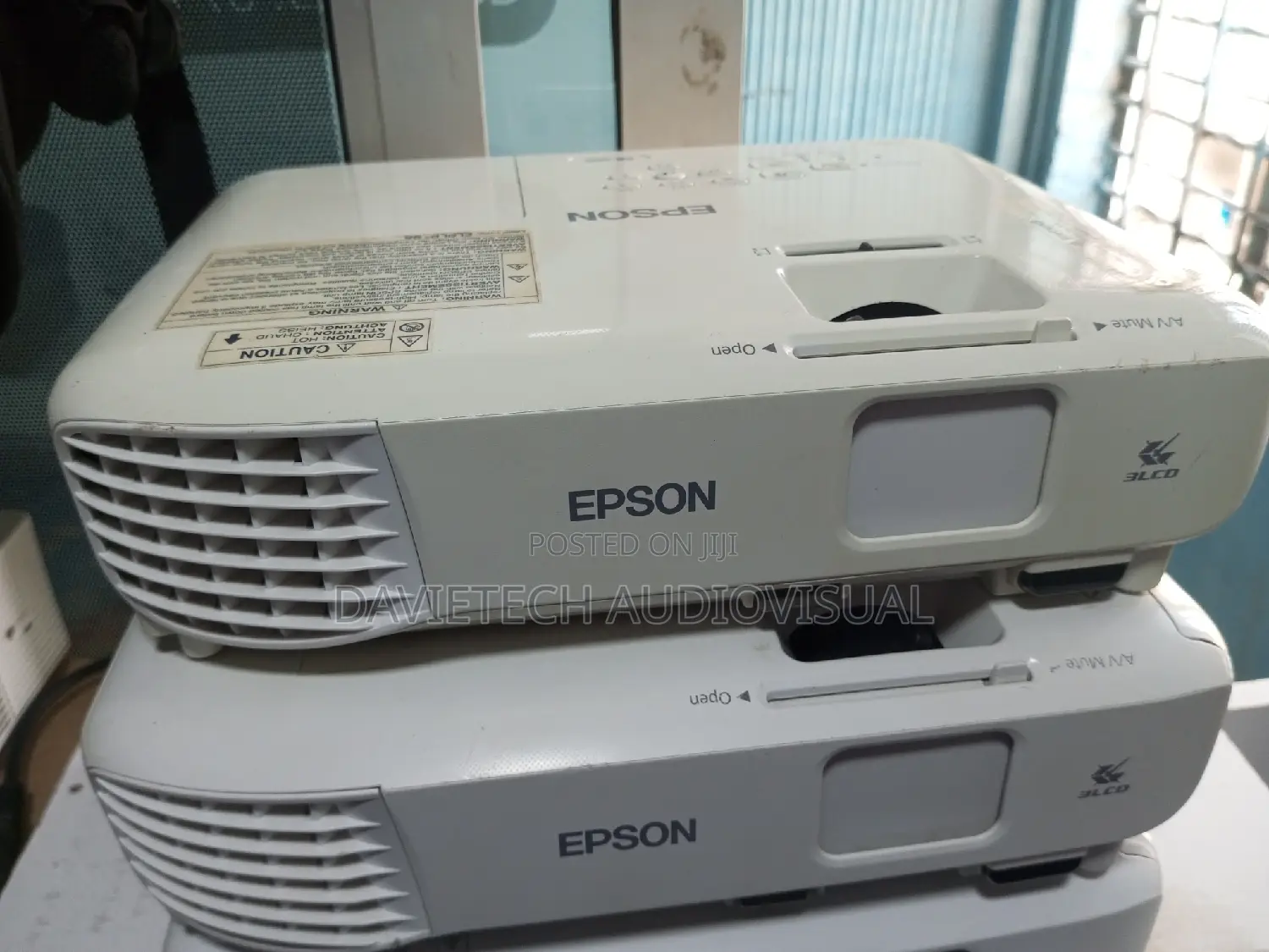  Epson -Eb S05-- Projector