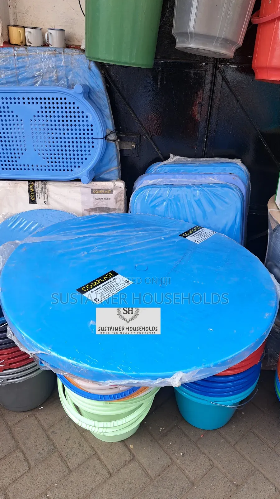 Big Round Plastic Table With Four Plastic Legs