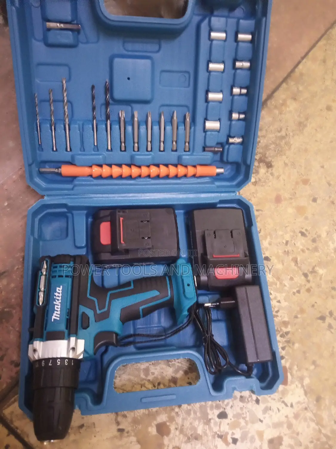 Makita Rechargeable Drill With Accessories