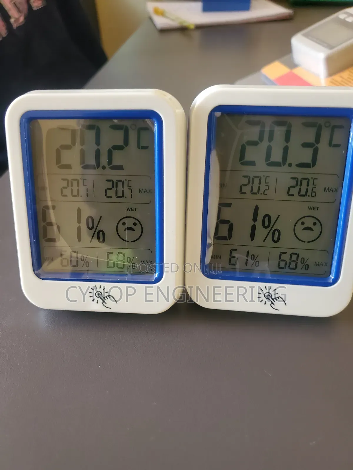 School Hygrometer With Integrated Temperature Gauge