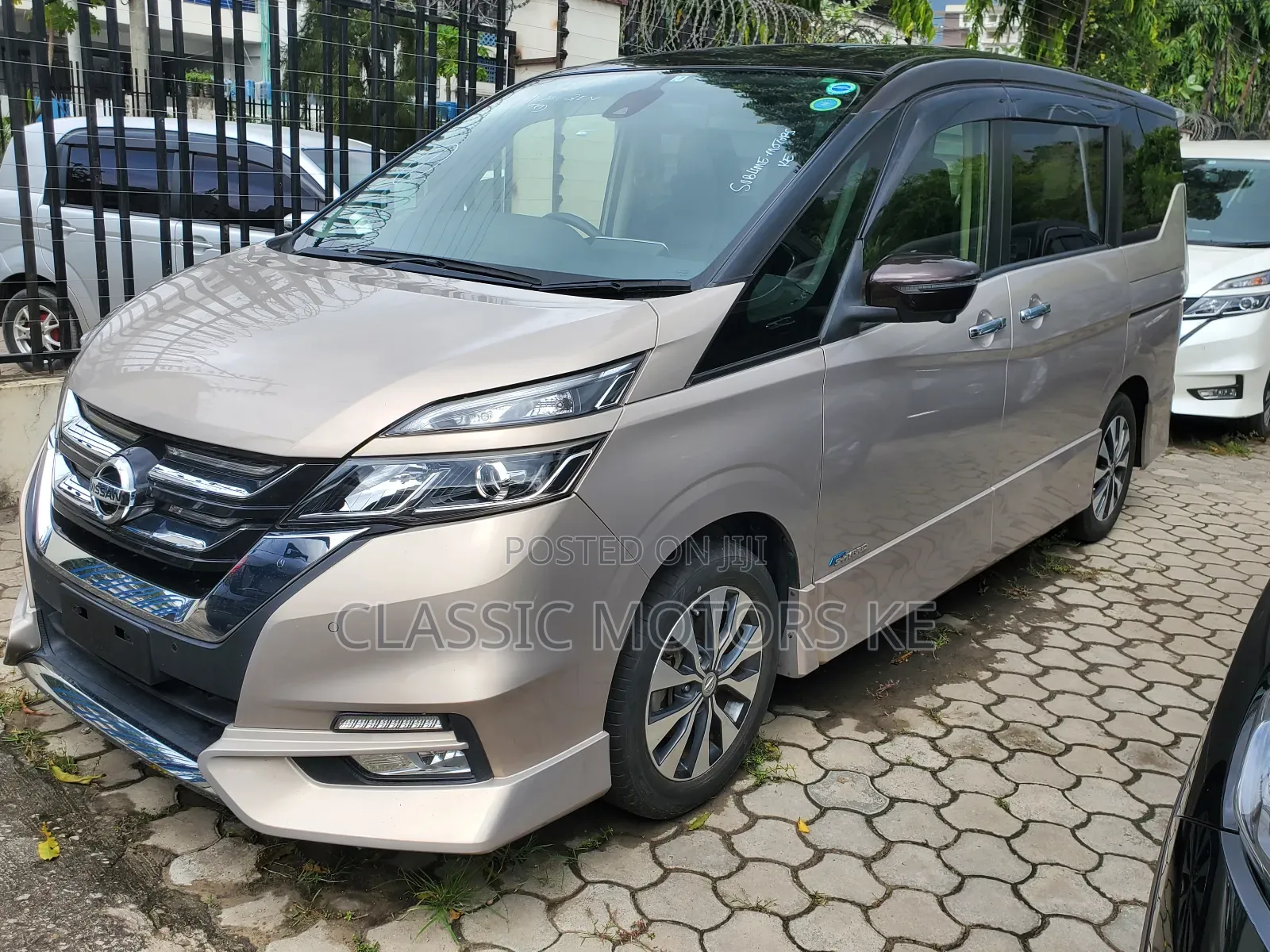Nissan Serena 2018 Gold