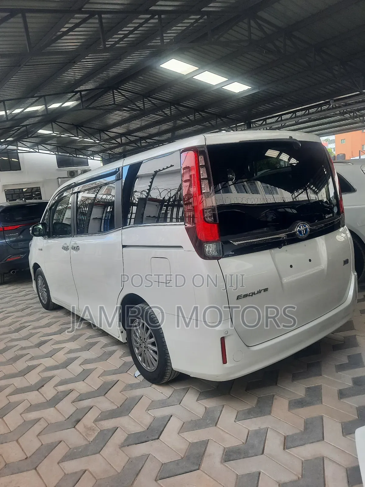 Toyota Esquire 1.8 FWD Hybrid (7 seater) 2017 White