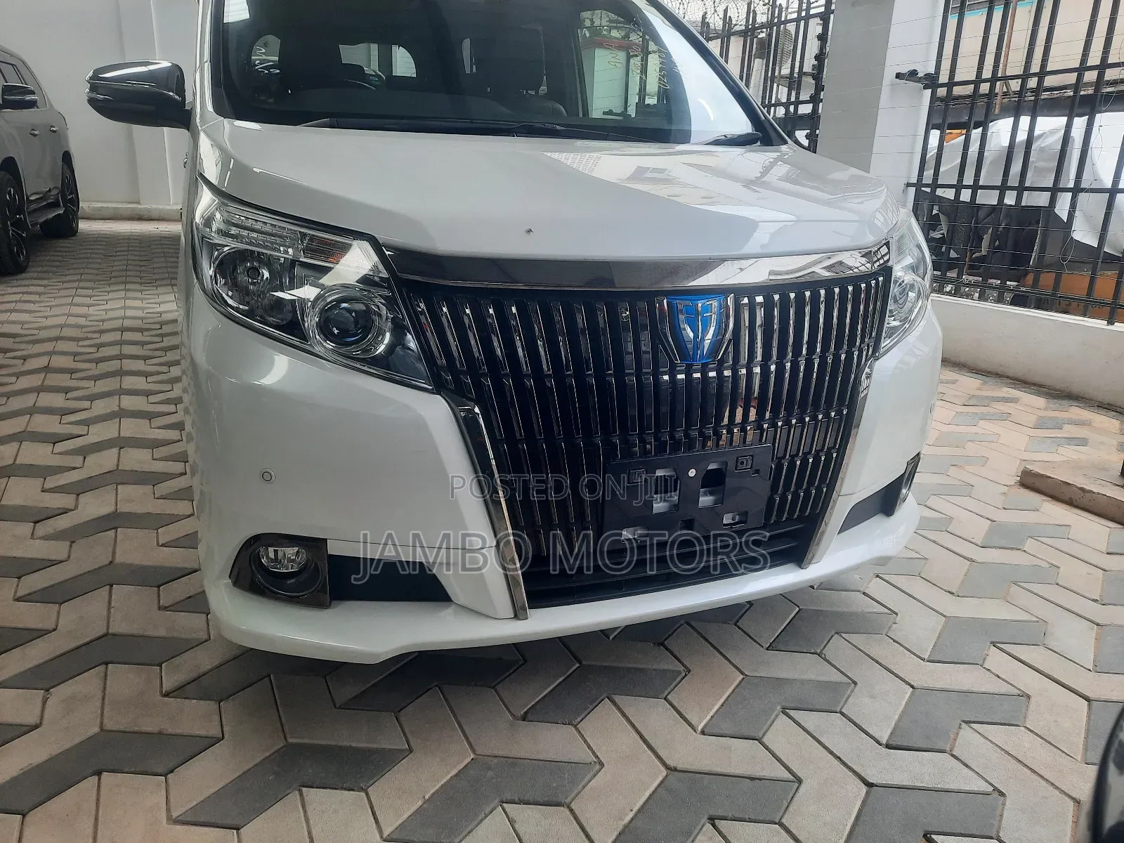 Toyota Esquire 1.8 FWD Hybrid (7 seater) 2017 White