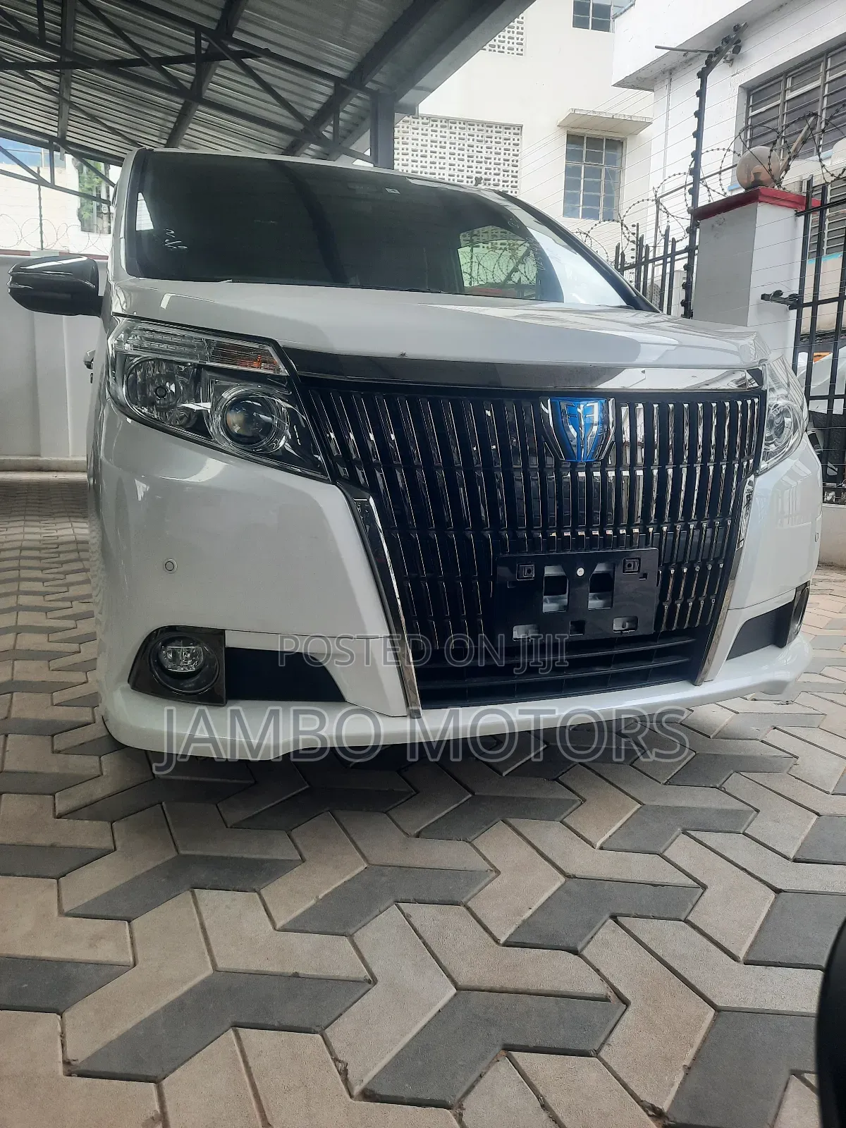 Toyota Esquire 1.8 FWD Hybrid (7 seater) 2017 White
