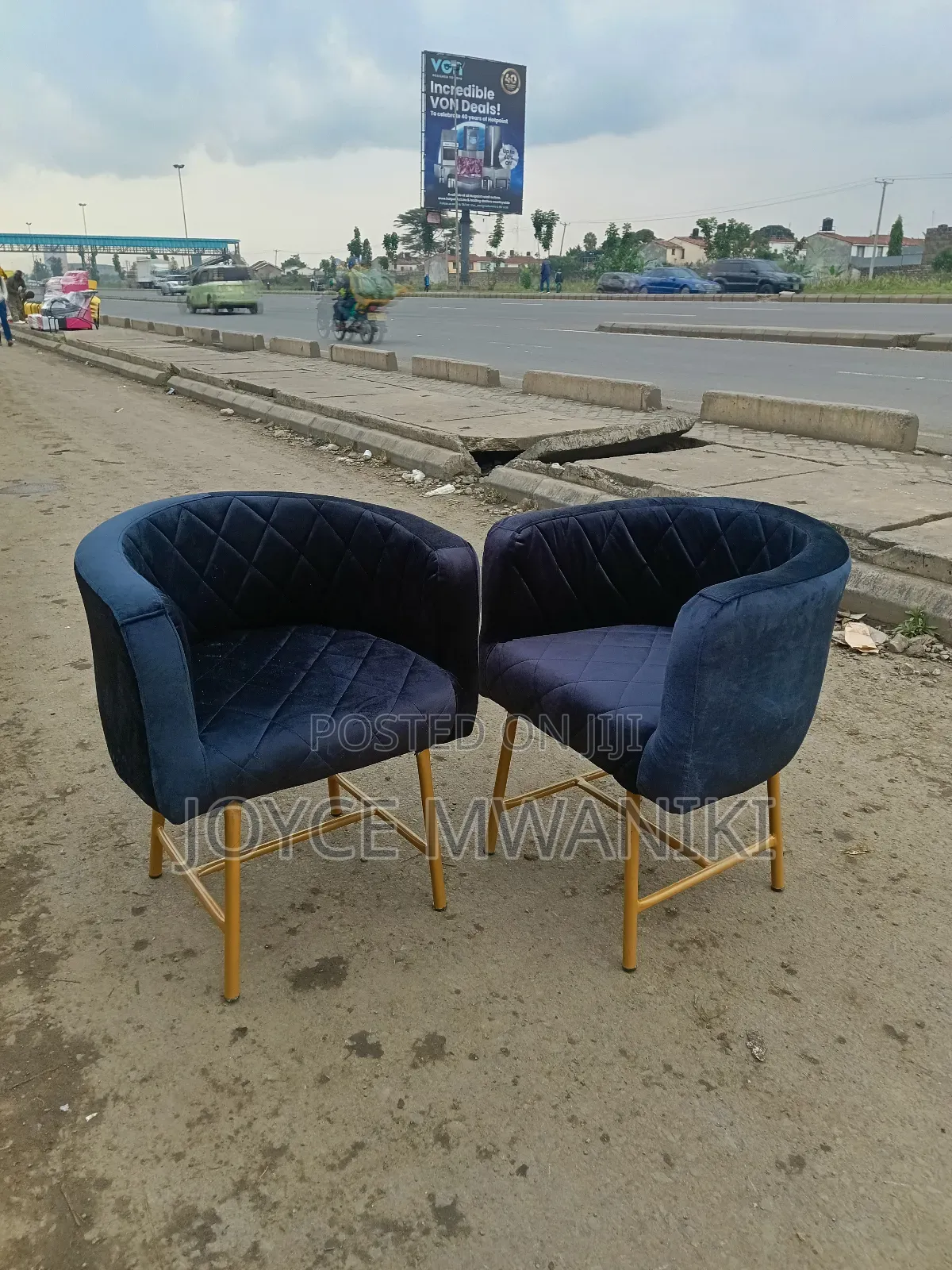 Black Velvet, Styling Chairs