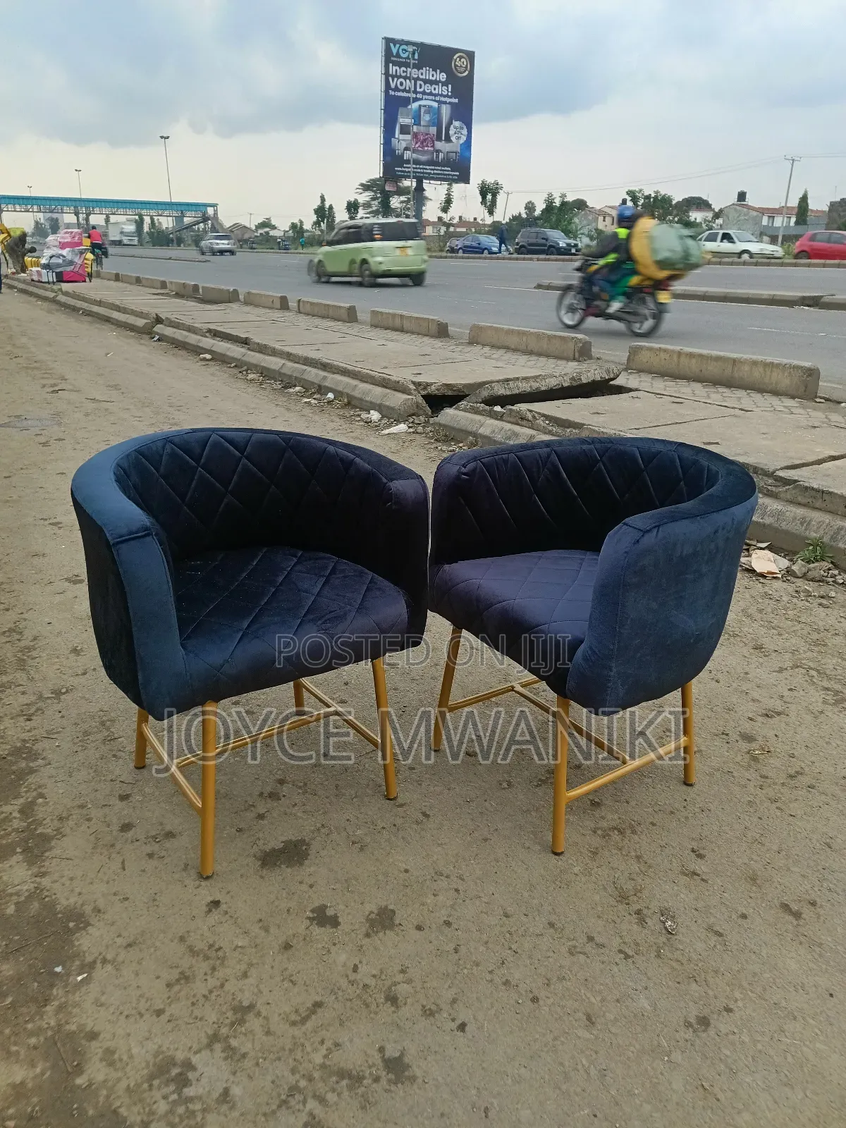 Black Velvet, Styling Chairs