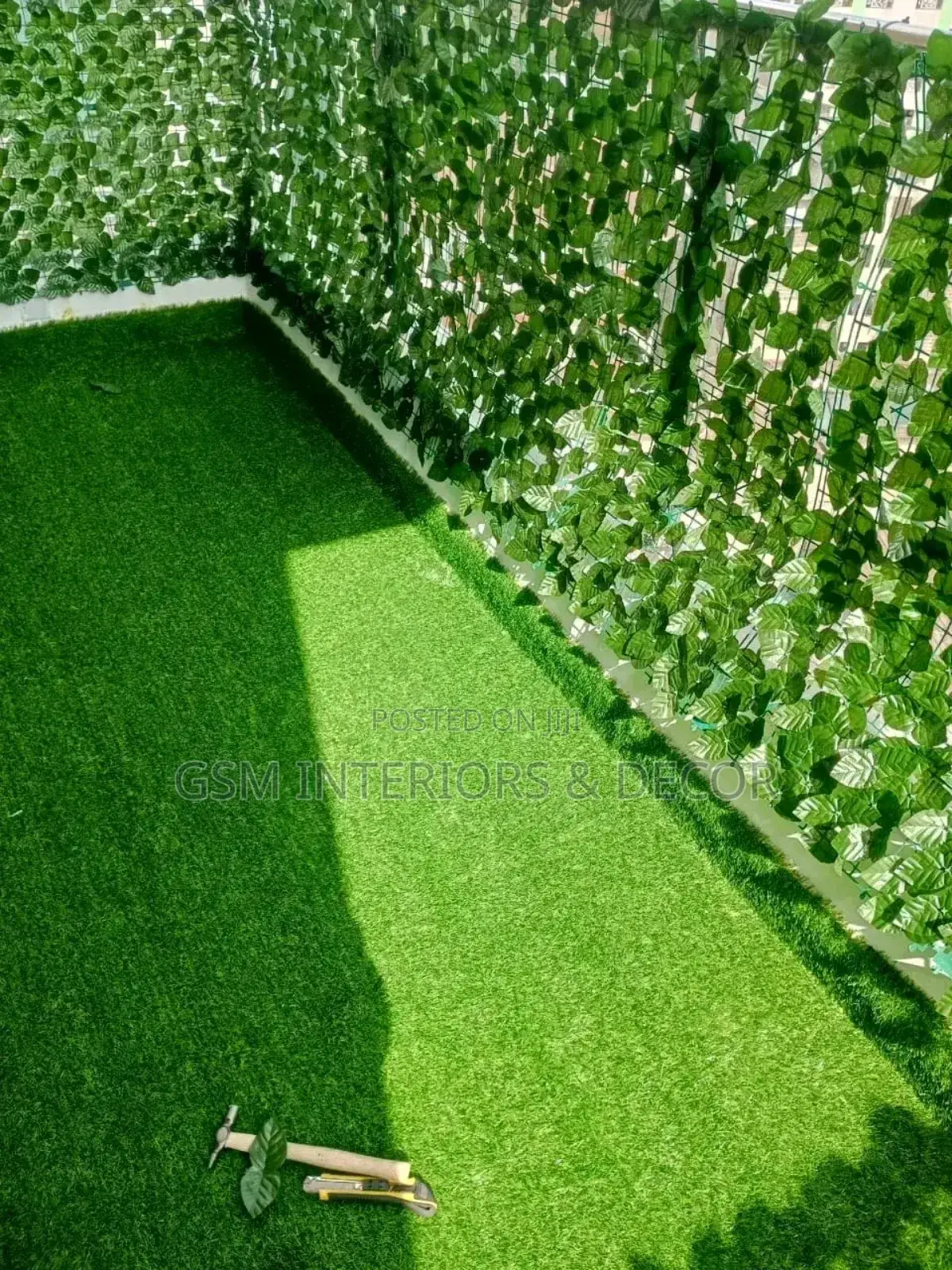 Balony Privacy Fence With Artificial Grass Carpet