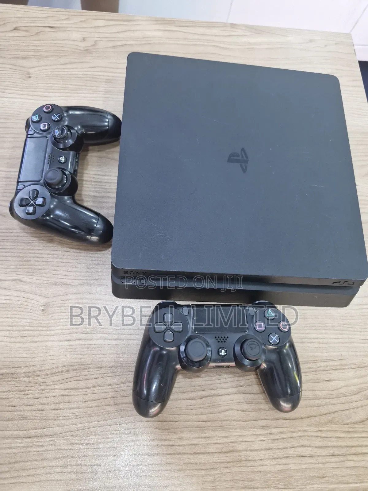 Play Station 4 Slim With 2 Controllers