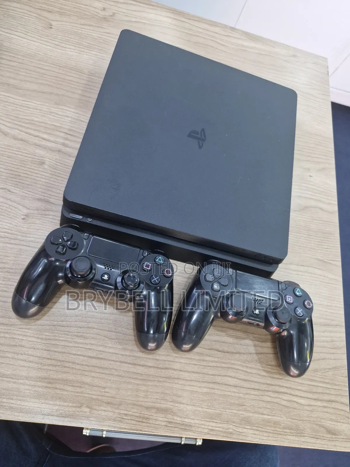 Play Station 4 Slim With 2 Controllers