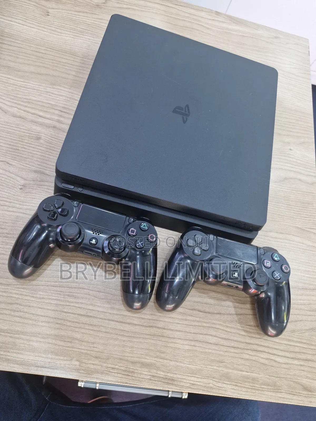 Play Station 4 Slim With 2 Controllers