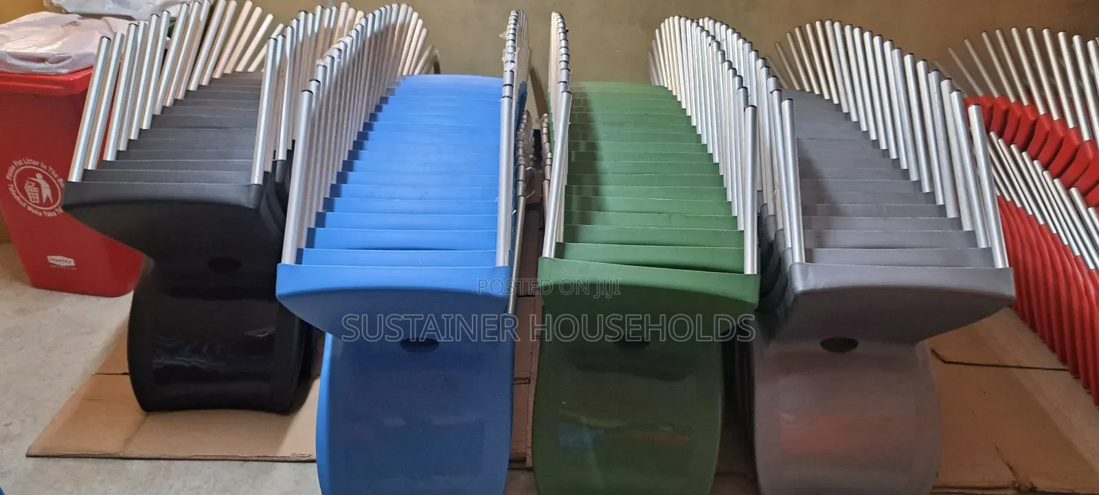 Plastic Chairs With Metallic Legs