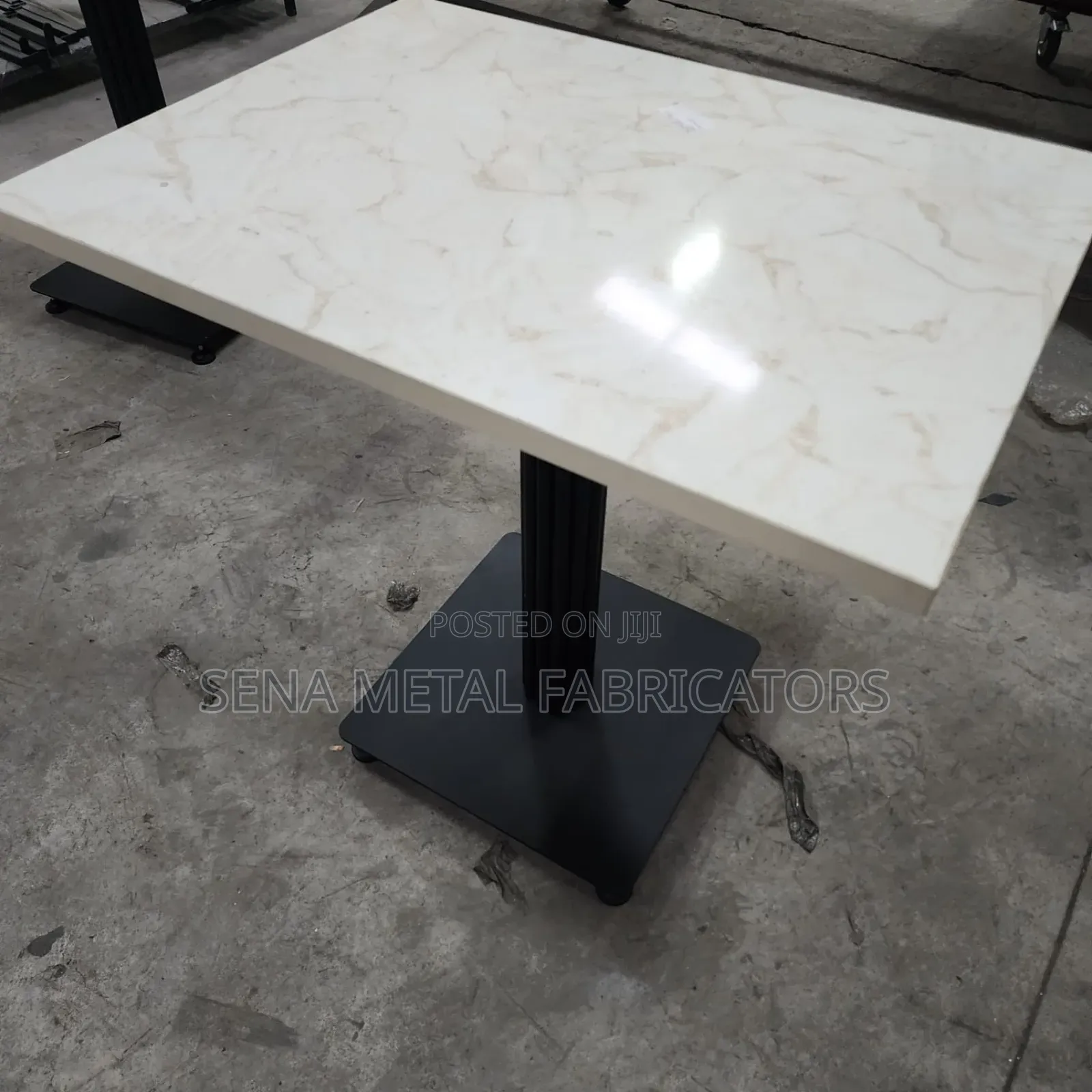 Restaurant Tables With Fancy Powder-Coated Legs Stand.