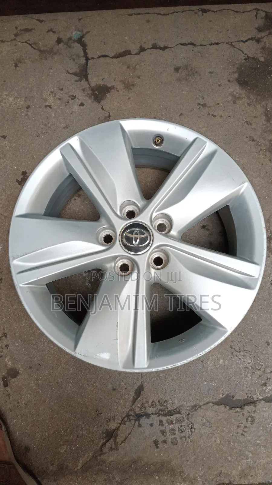 Toyota Harrier Rim Size 17 Inch.
