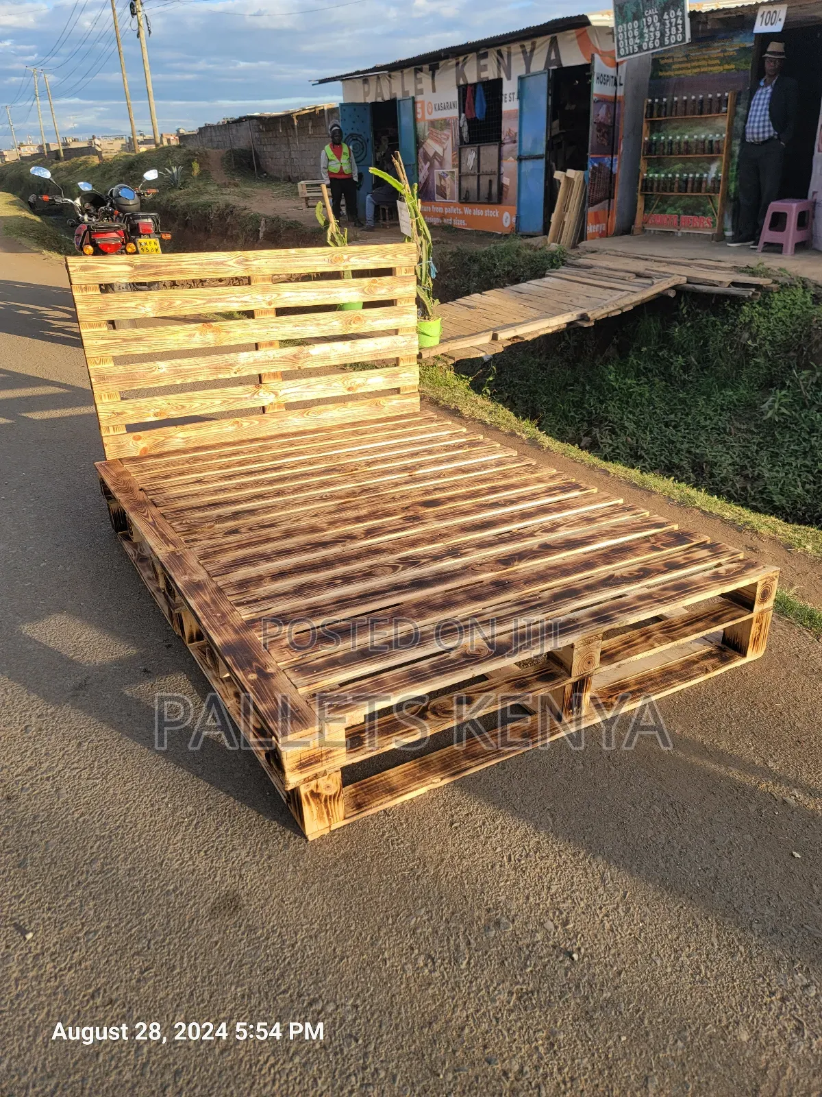 Pallets - Blazed Pallet Bed in 5 by 6 Size