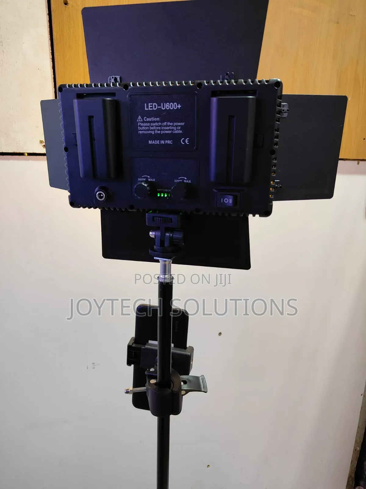 Led Light Pro Led 600 With Phone Holder and Tripod.