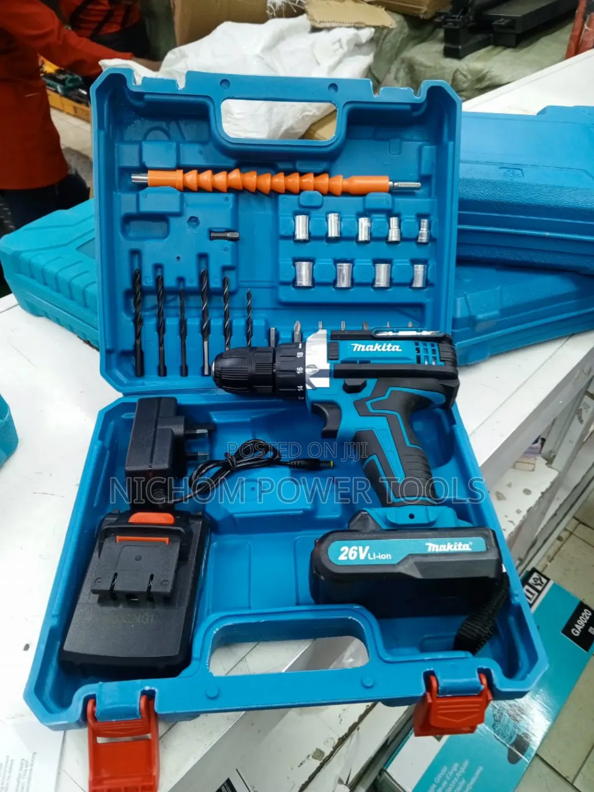 Makita Portable 26v Cordless Drill With Bits