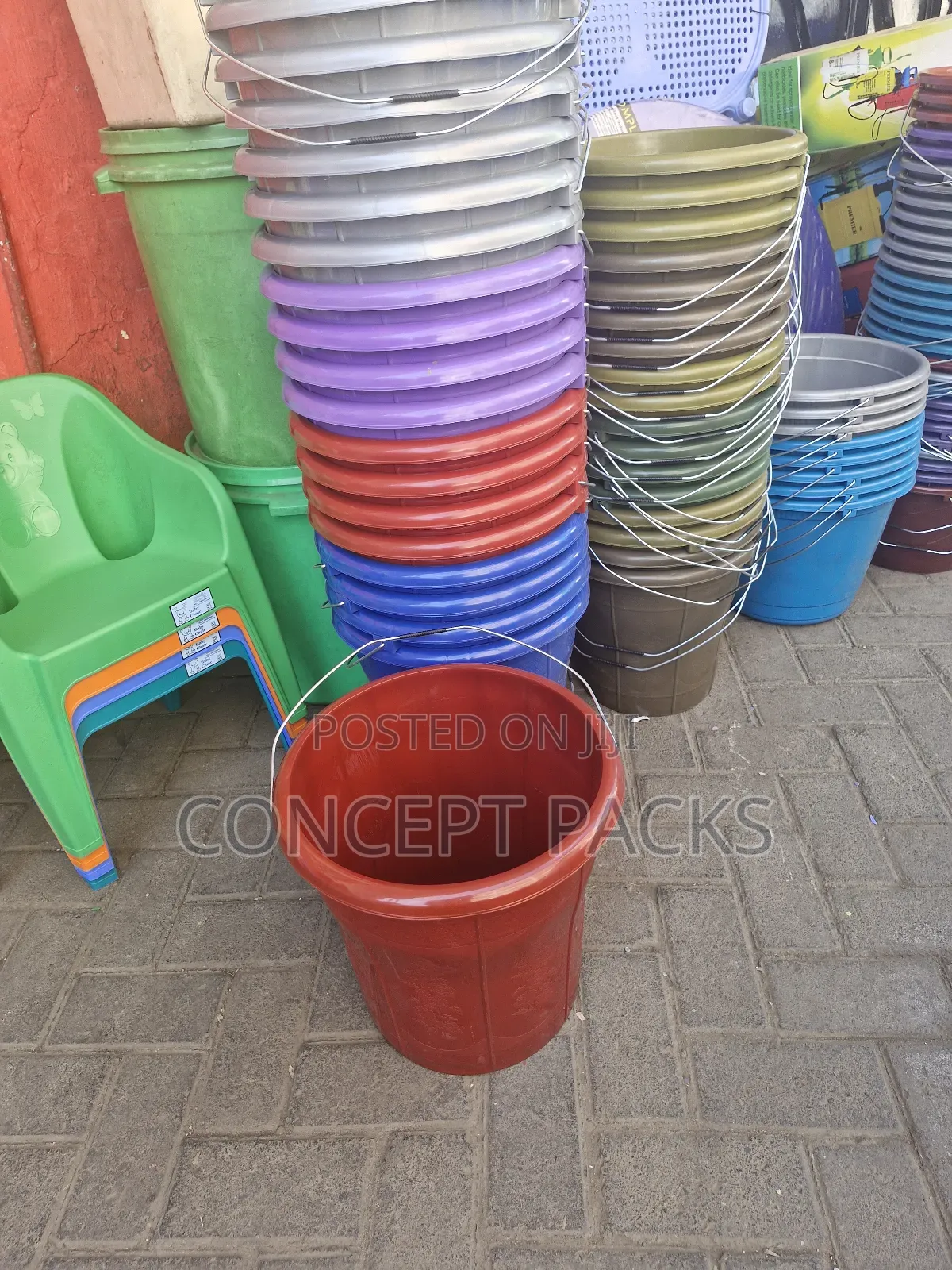 20L Plastic Bucket With Metallic Handle.