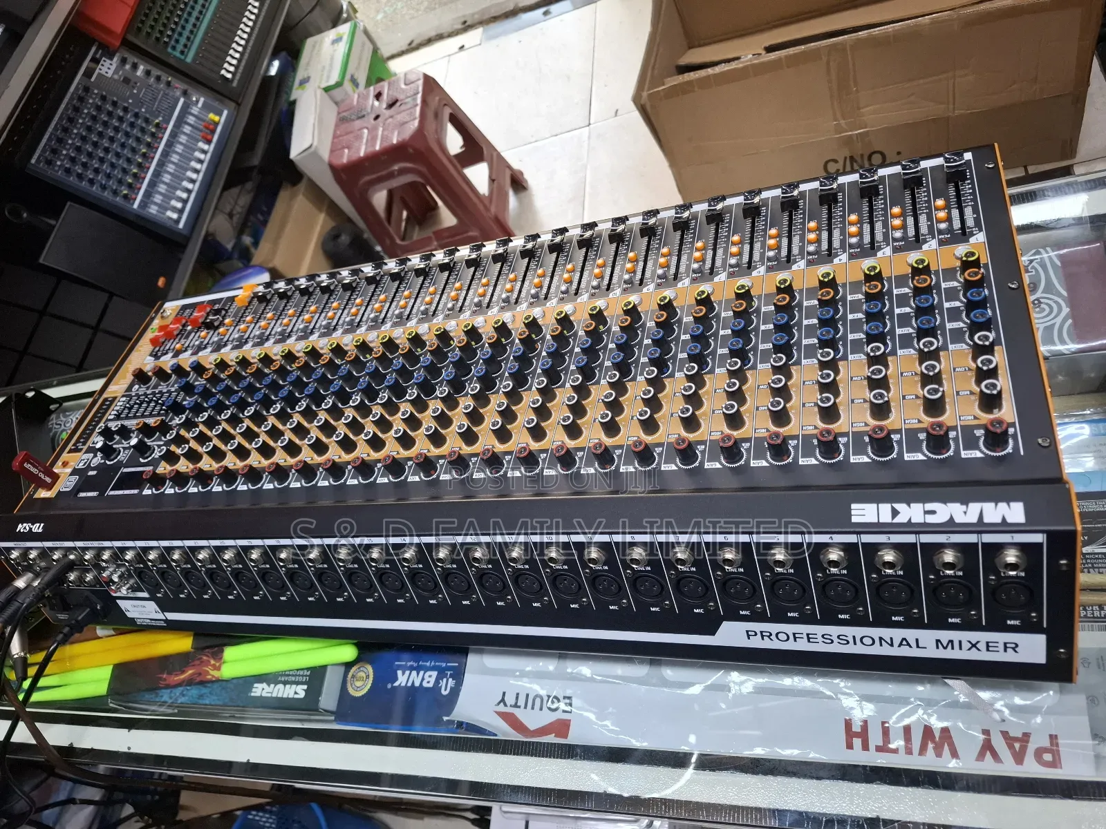 Mackie 24 Channels Plain Mixer