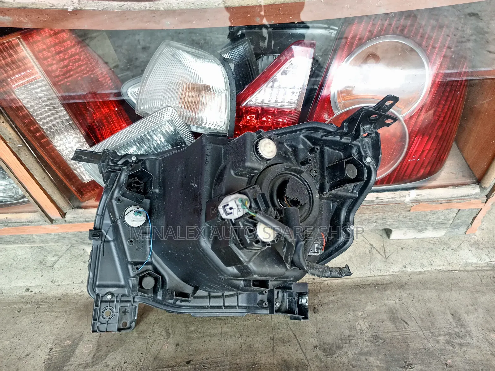 Suzuki IGNIS RHS Headlight Complete With Bulbs and Sockets