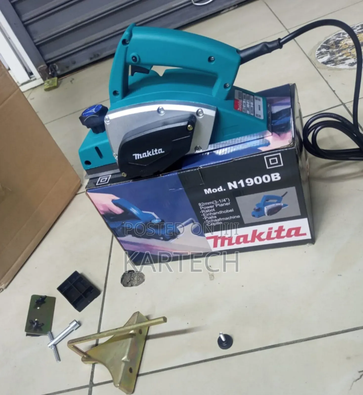 Makita 680W
Electric Planner With Gauge