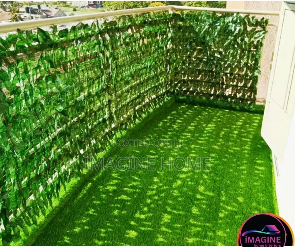 Artificial Home Decor Grass Carpet and Green Fence
