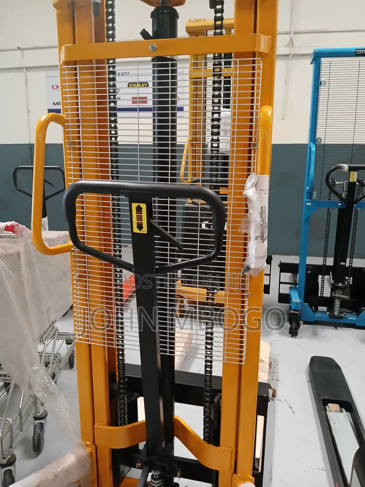 Hydraulic Manual Stacker .