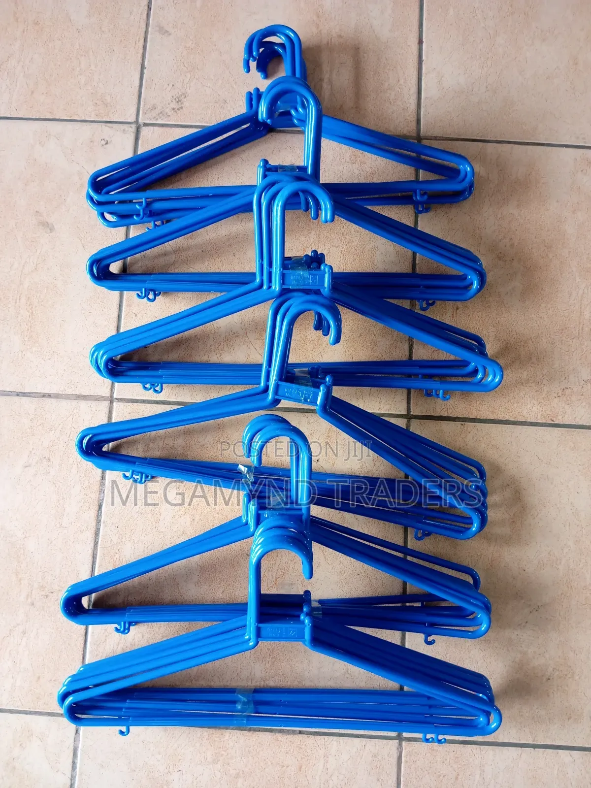 12pc Plastic Hangers
