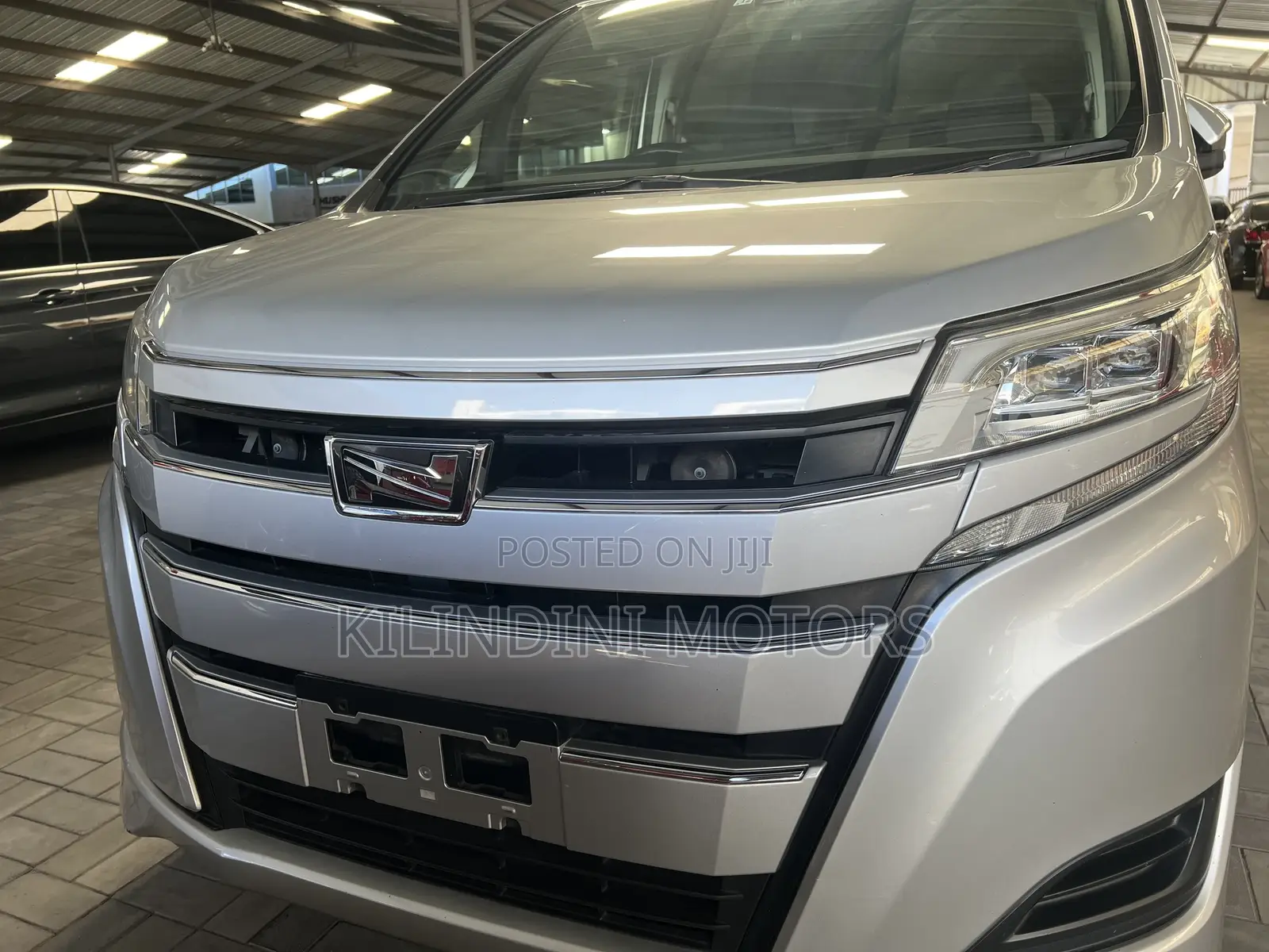 Toyota Noah 2018 Silver