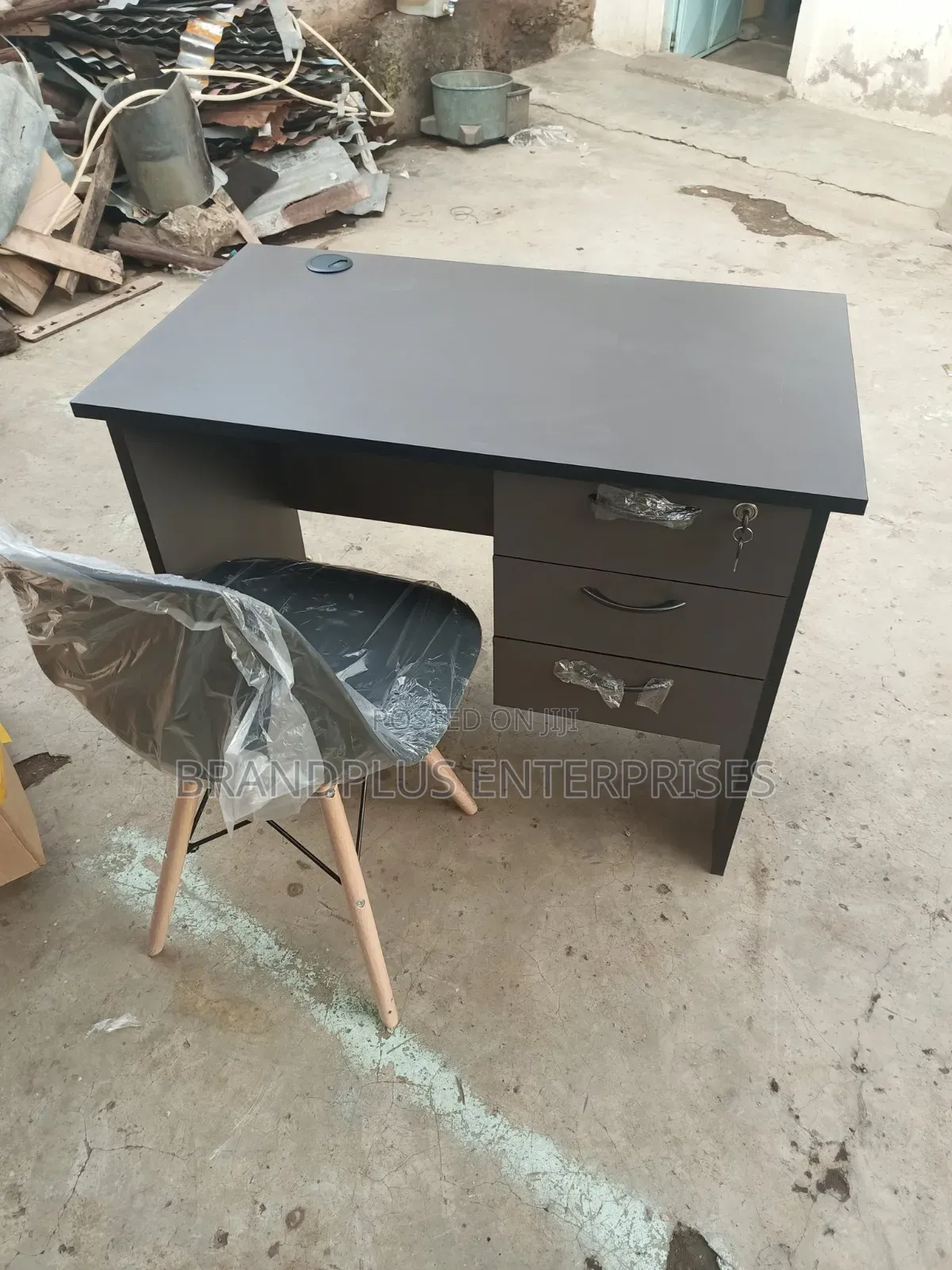 0.9m Gray Study Desk and Black Eames Chair