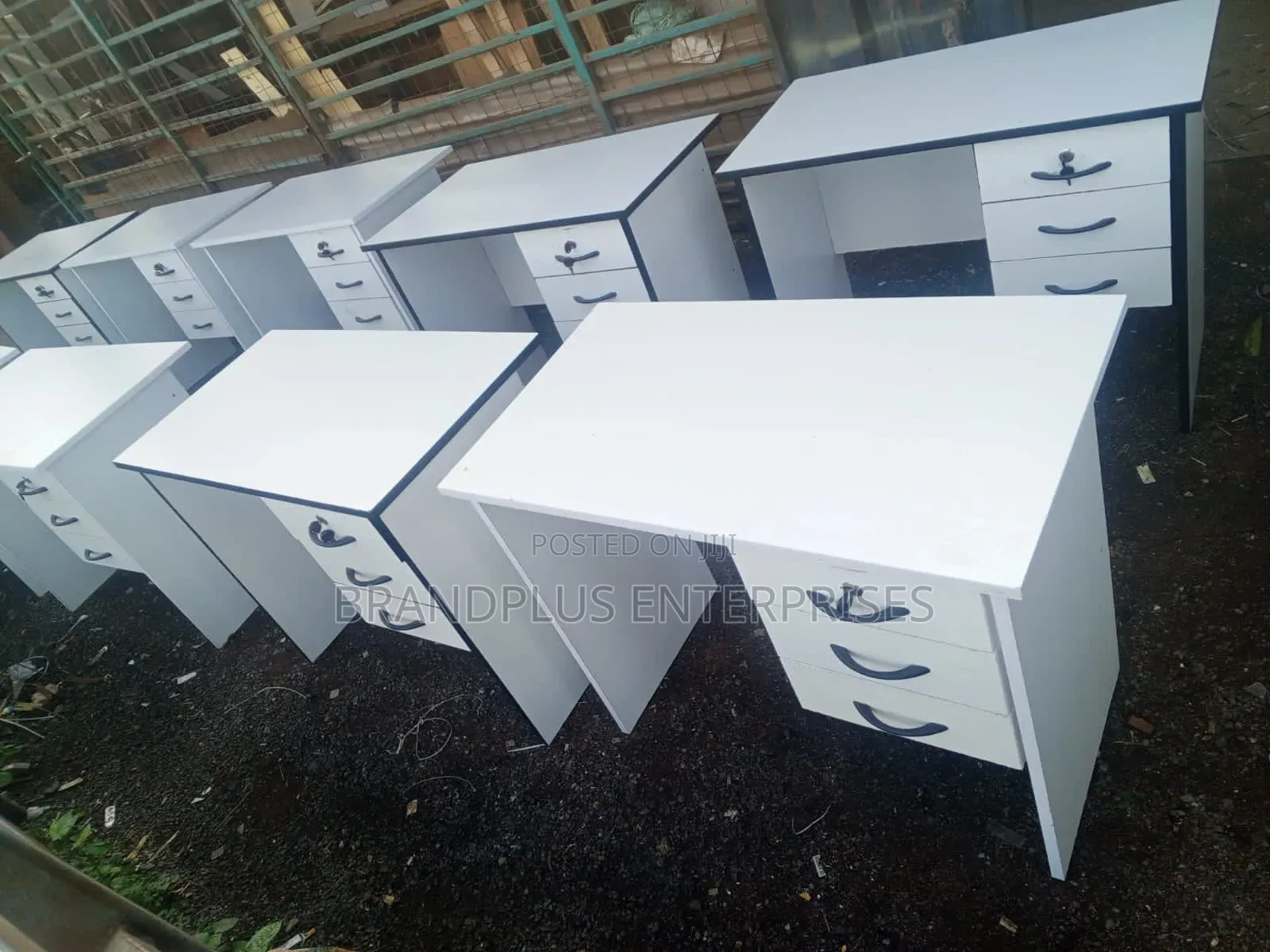 0.9m White and Black Ripping Desk