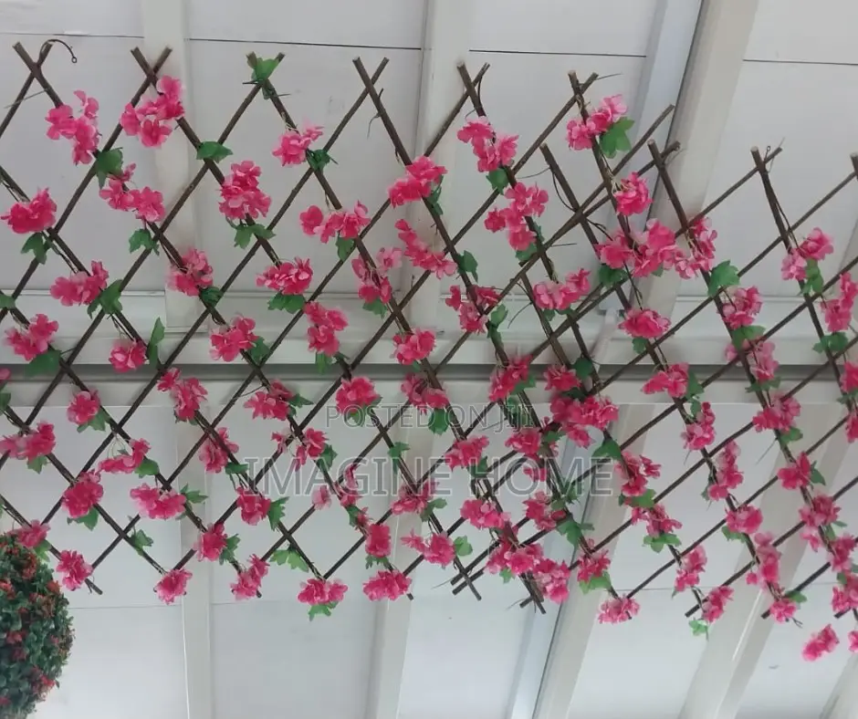 Red Decorated Expandable/Stretchable Green Fence Decor