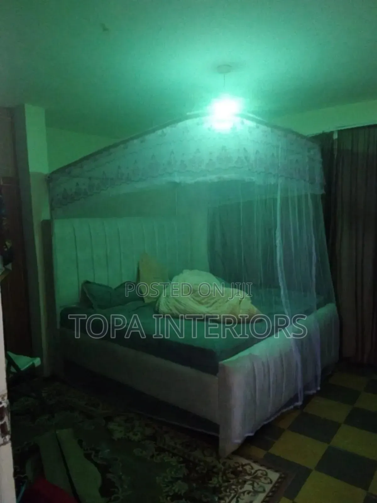 White Ultrafine Mesh Mosquito Nets With Two Metallic Stands