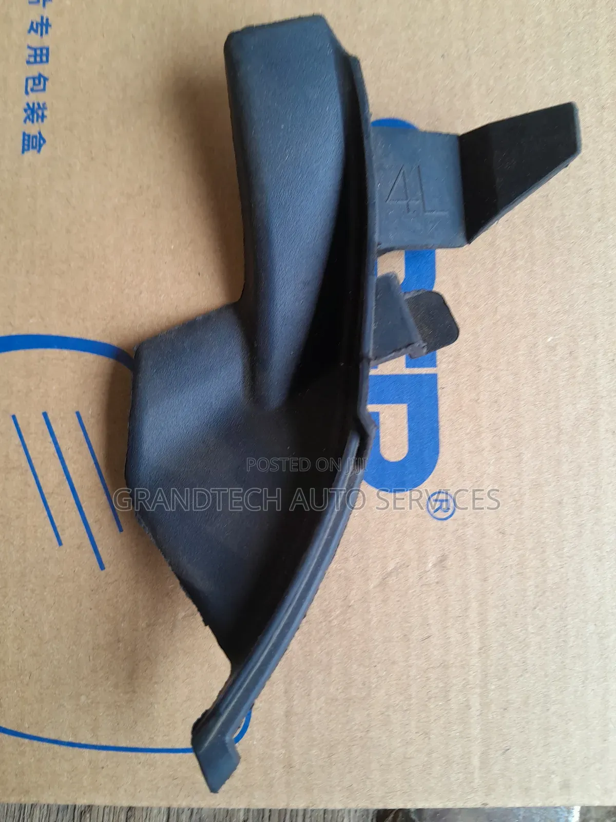 Prado 120 Windscreen Moulding Finisher