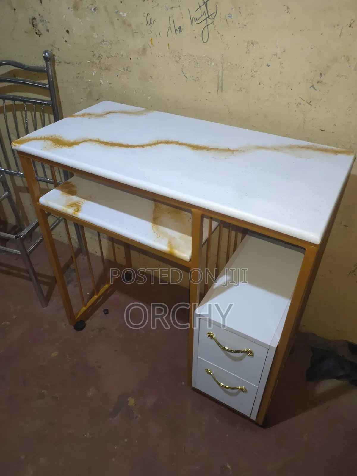 Manicure Table