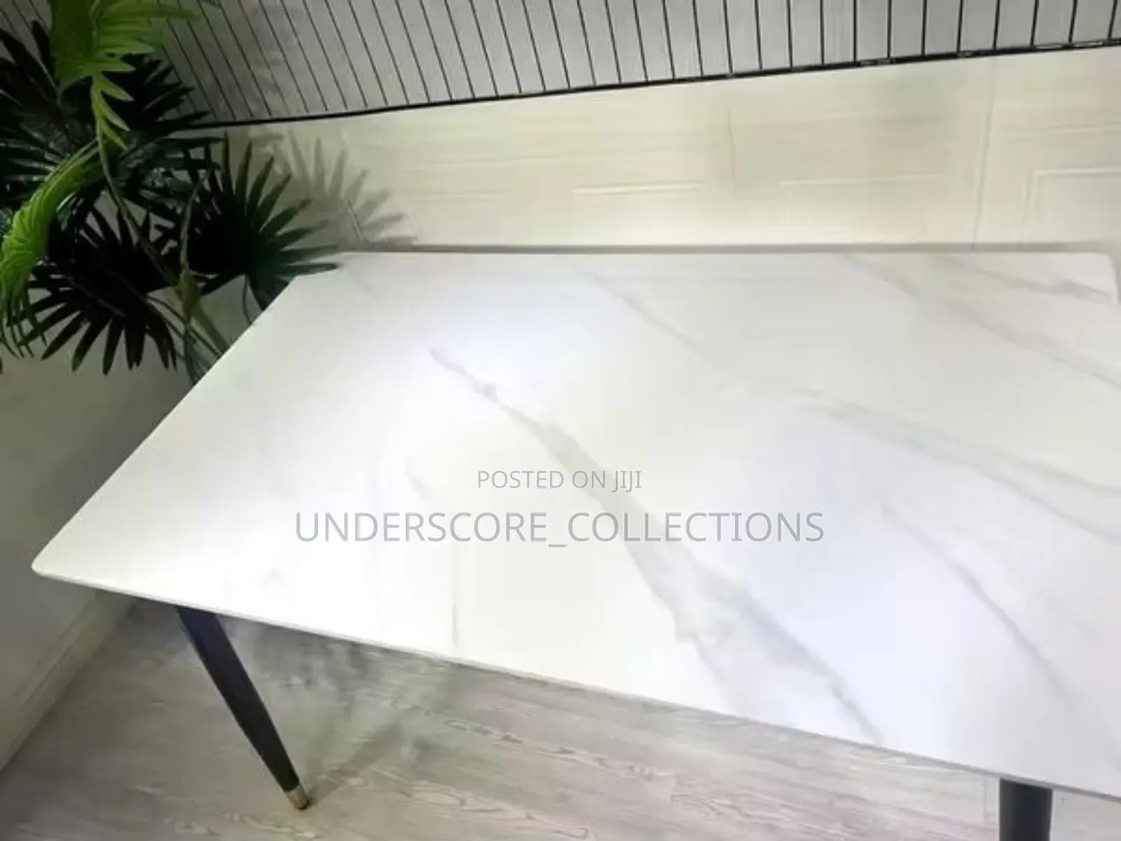 High-Quality Marble Table With Gold Legs. 
Size:1.4*0.8m