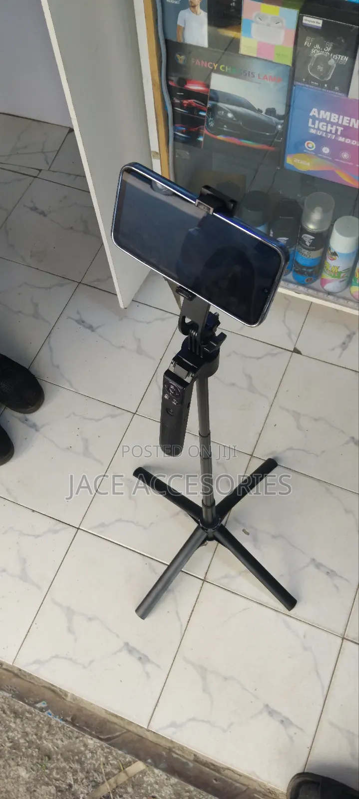 Latest Tripod/Selfie Stick Live Streaming With Face Tracking