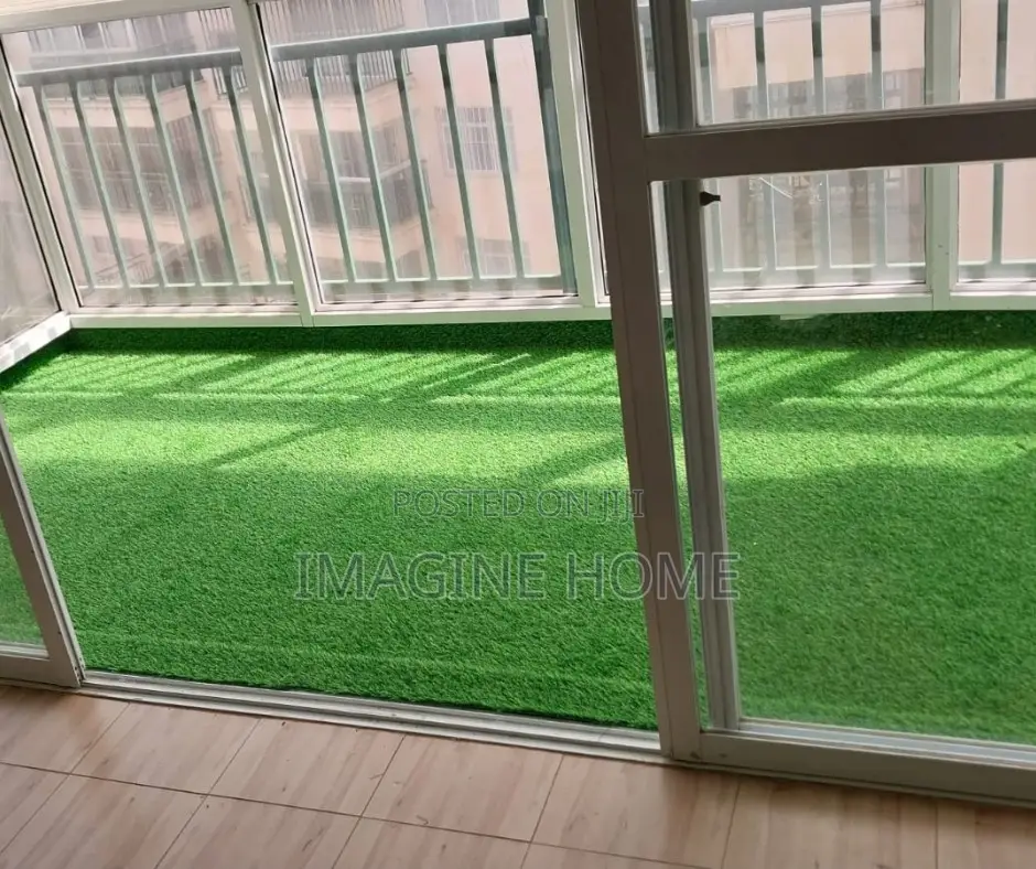 Beautiful Artificial Green Grass Carpet Home Decoration