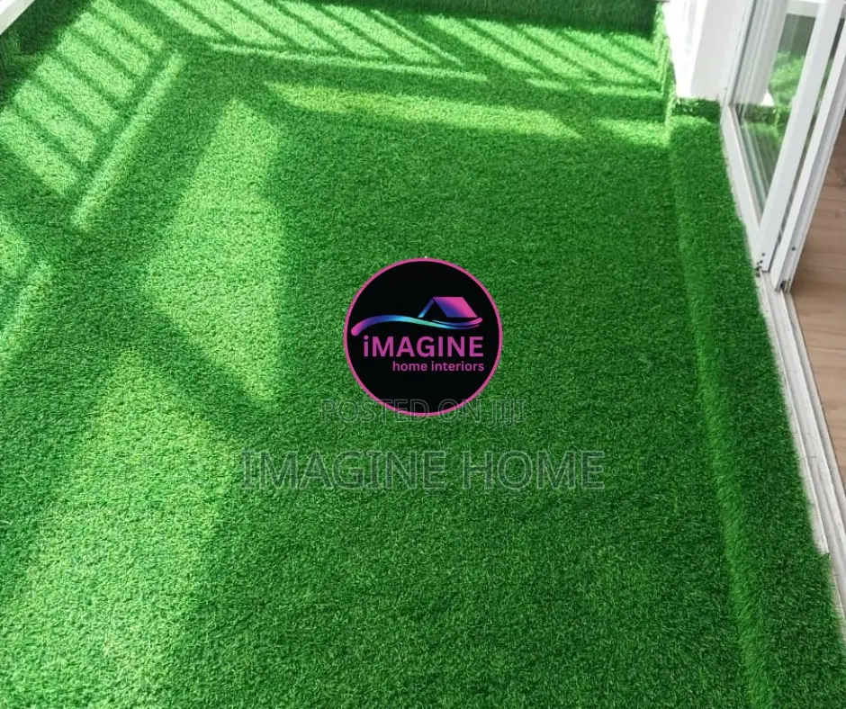 Beautiful Green Grass Turf Carpet Balcony Decoration
