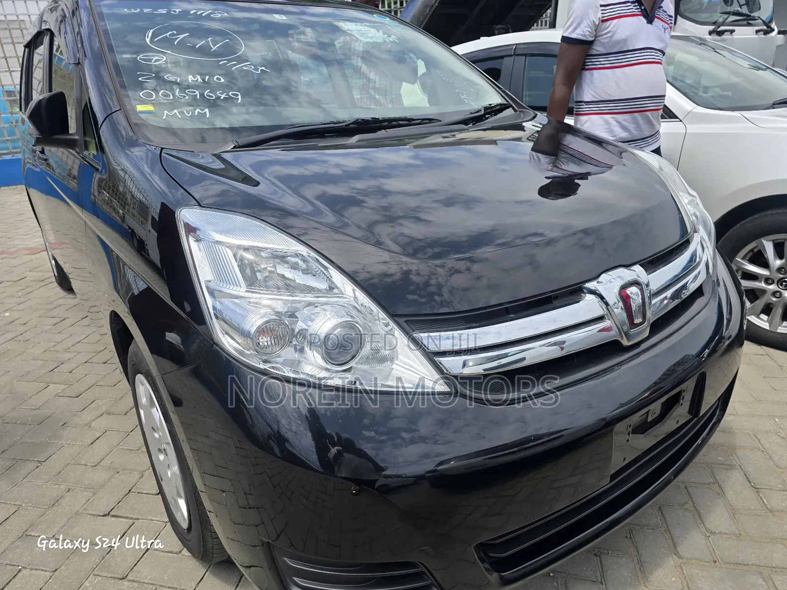 Toyota ISIS 2017 Matt Black