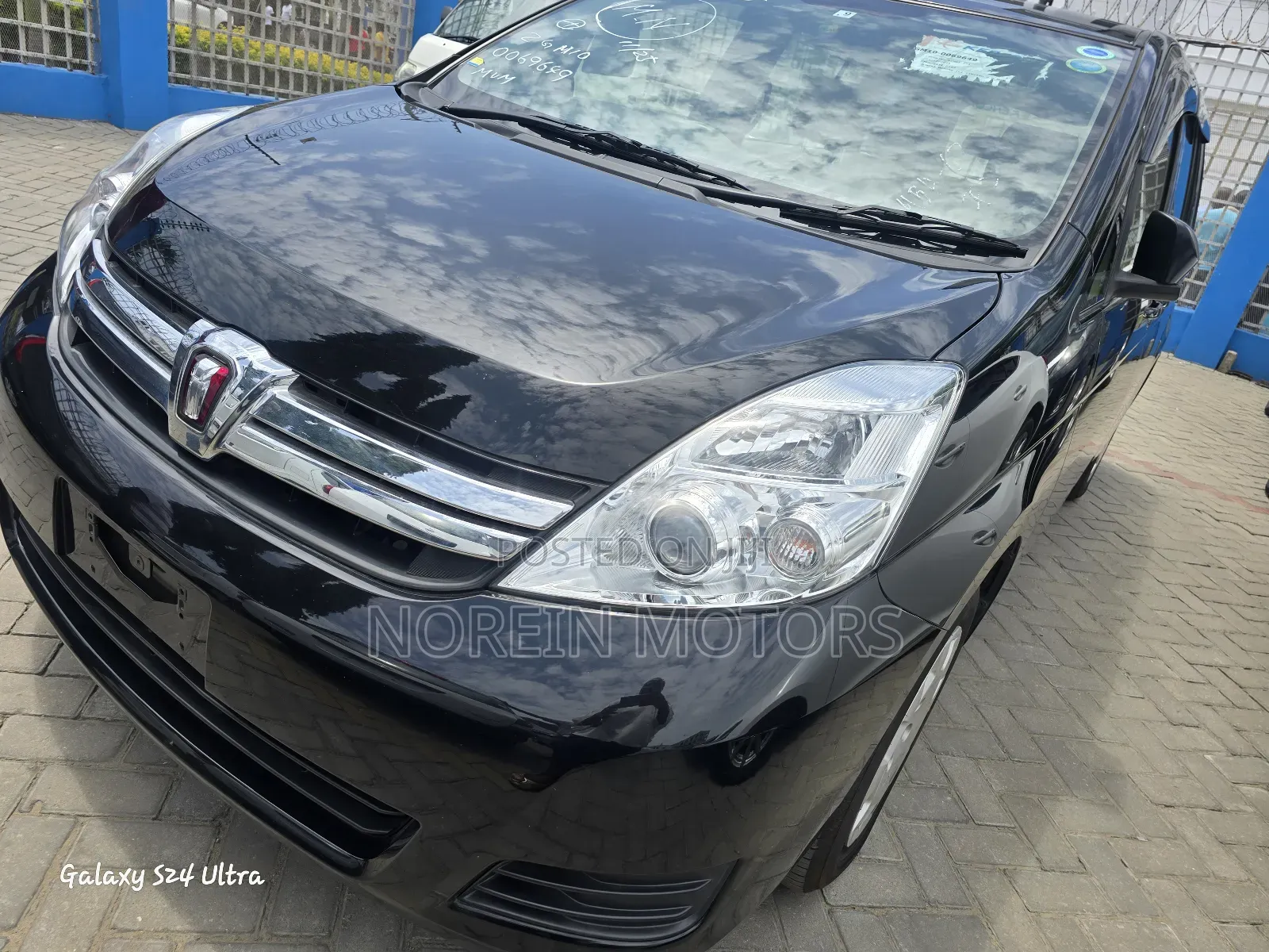 Toyota ISIS 2017 Matt Black